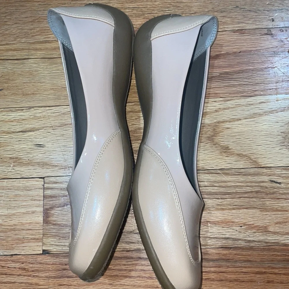 NEW ARRAY Women's Cascade Two-Tone Comfort Flat with Rubber Sole 10